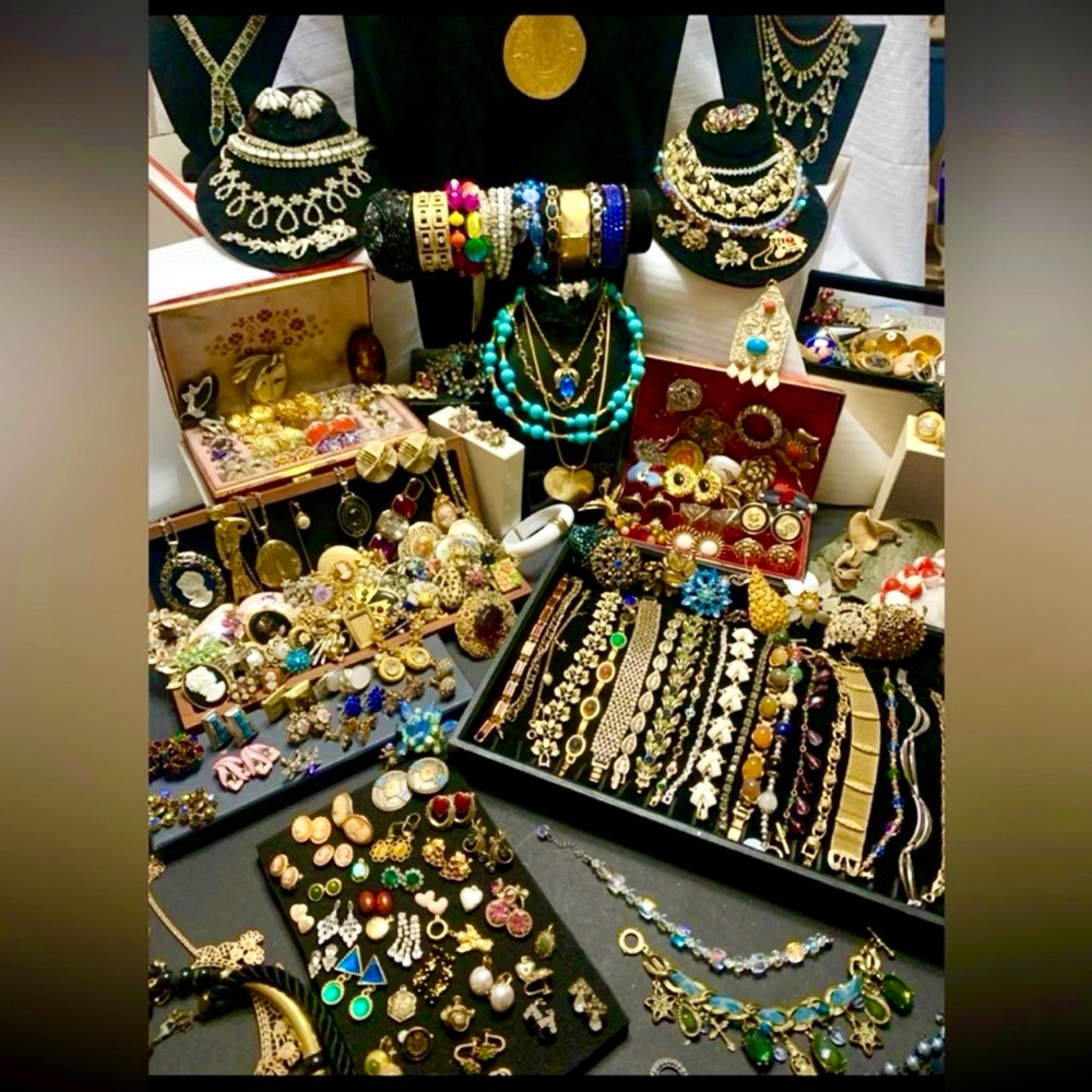 ⚜️ 2 LB Estate Sale Jewelry Lot | Mostly Wearable estate sale finds ⚜️ - Picture 3 of 13